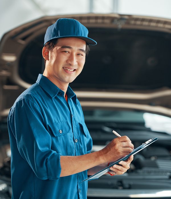 mechanic-makes-a-conclusion-in-the-service-S6RDYXU.jpg